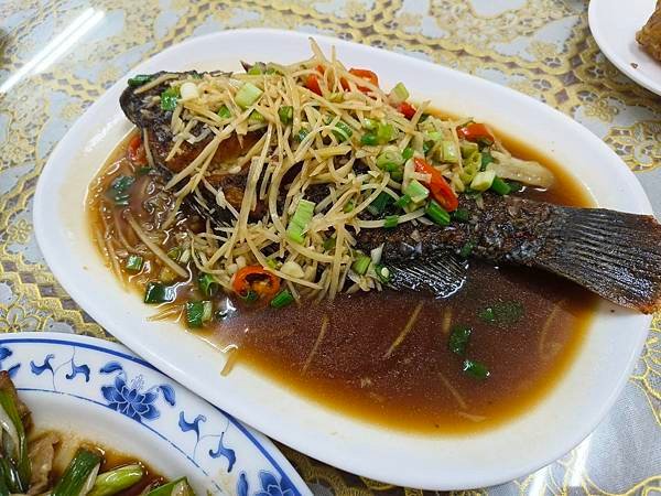 高雄【來來客家菜】客家菜!必點炒蒜肉.紅燒吳郭魚