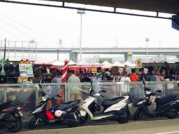 【三重】重新橋下觀光市集-二手跳蚤市場、美味大骨湯-疏洪道