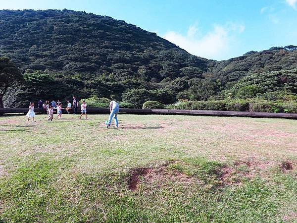 【台北旅遊】大屯山自然公園-美麗的湖畔伴隨著涼爽的微風與美麗的助航站夜景-民航局導航站