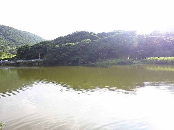 【台北旅遊】大屯山自然公園-美麗的湖畔伴隨著涼爽的微風與美麗的助航站夜景-民航局導航站