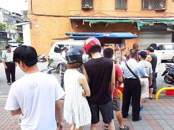 【三重排隊美食】228公園臭豆腐-1開店就滿滿的排隊人潮