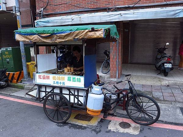 【三重美食】３個１０元紅豆餅-絕版的銅板價，28年不變的古早味