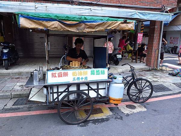 【三重美食】３個１０元紅豆餅-絕版的銅板價，28年不變的古早味