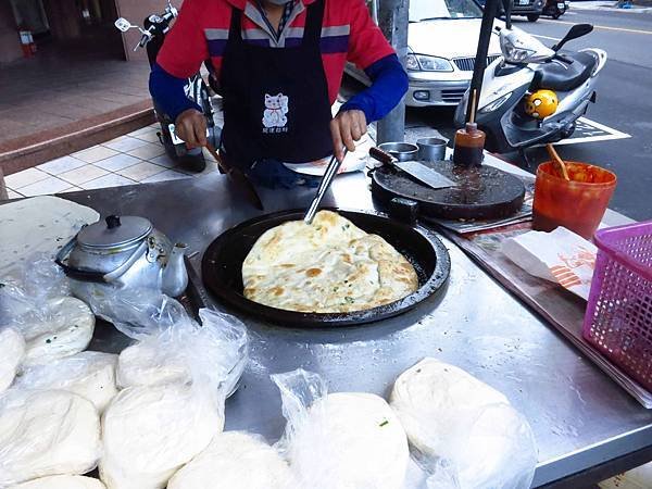 【三重美食】忠孝路蔥油餅-路邊攤蔥油餅平日限定