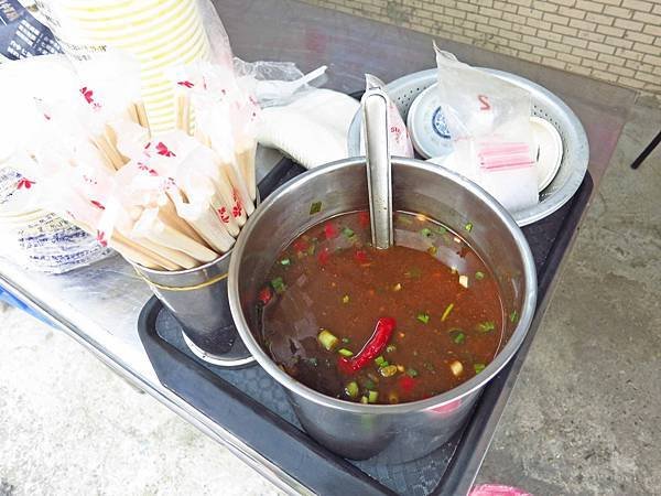 【新莊美食】阿明烏醋麵-美味的烏醋麵加骨仔肉湯