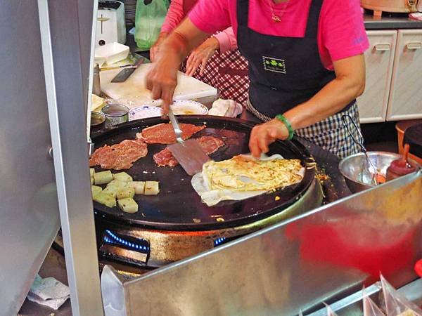 【宜蘭美食】力行街早餐店-烤肉豆芽蛋餅