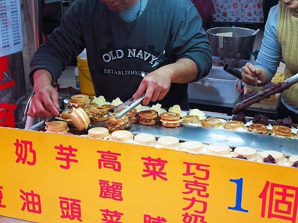 【三重美食】恬甜紅豆餅-料多到爆炸的紅豆餅