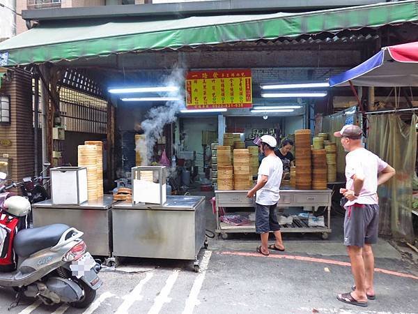 【蘆洲美食】一路發鮮肉包-比拳頭大三倍的包子店