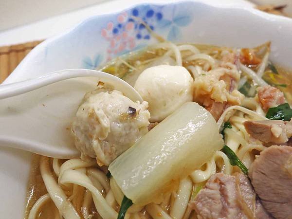 【新莊美食】中美市場麵攤-超大份量的麵店