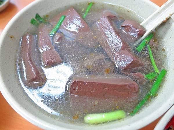 【三重】紅昌吉昌吉街豬血湯-份量大碗又美味的魯肉飯