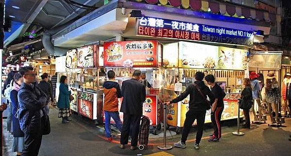 【西門町美食】西門町也能吃到百元內的平價平民美食！現炸魷魚、蒜香雞、北海道燒魷魚、韓式起司炸雞、太妃堂、火焰骰子牛肉六種品牌超過４０種不同口味！