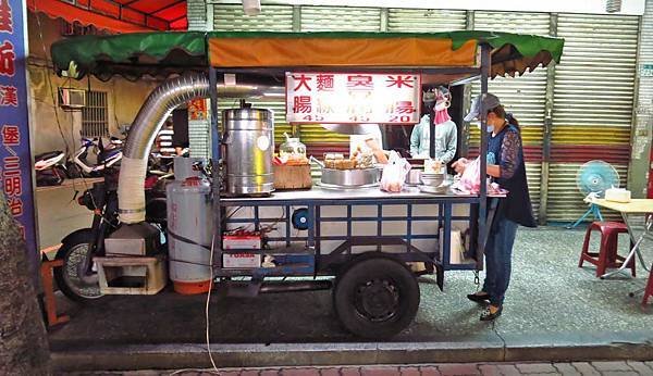 【蘆洲美食】民族路臭豆腐麵線餐車-臭到香氣十足的臭豆腐