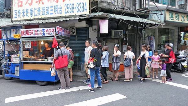 【三重美食】無名餐車地瓜球-超人氣排隊美食