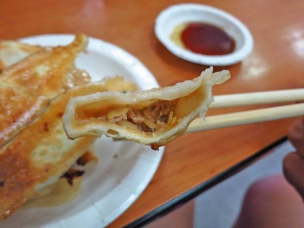 【台北美食】阿財鍋貼水餃專賣店-用餐時間大排長龍的知名店家