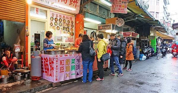 【板橋美食】國輝車輪餅-下雨天照樣排隊的超人氣排隊紅豆餅小吃店