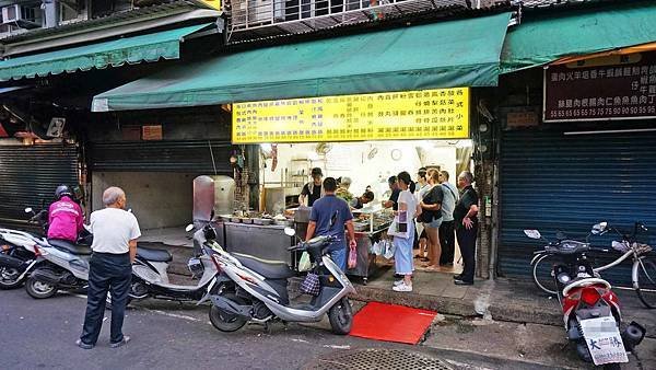 【台北美食】社中小吃店-用餐時間都會有超多人潮的便當小吃店