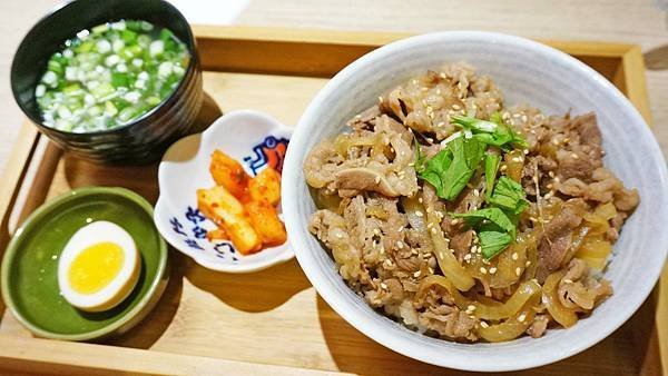 【林口美食】主丼飯食.烏龍麵-只要99元就能吃到美味的牛肉丼飯，還有小菜、湯、飲料，ＣＰ值超高！