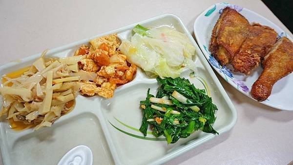 【台北美食】806魯肉飯清粥-中午用餐時間大爆排隊人潮的店家