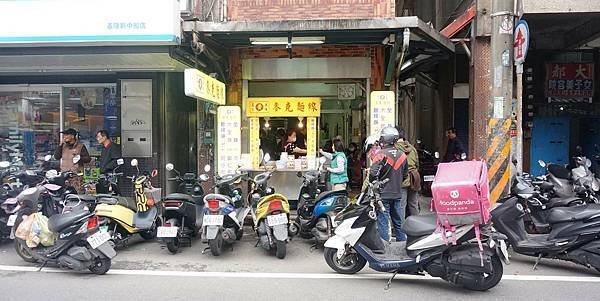 【基隆美食】黃家麵線羹-用餐人潮幾乎不中斷！１碗１００元的爆人氣麵線店