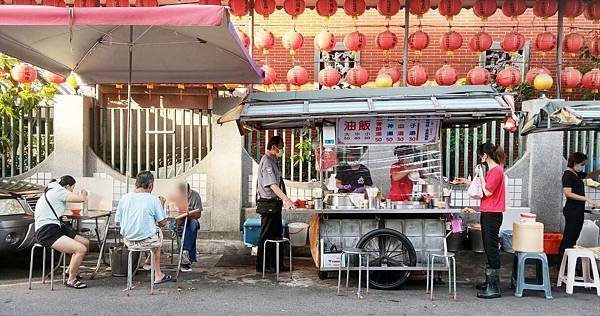 【台北美食】三條路油飯-早上九點前才能吃到的美味路邊攤小吃店