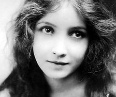 Bessie Love 年輕時五官很漂亮