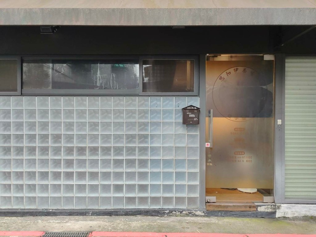 台北整骨推薦《藍老師思扣伊養生館》右腿痛麻無法久坐久站，是坐