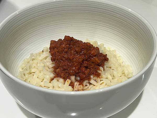 ［泡麵/快煮麵］新東陽辣味肉醬拌麵/誠意十足的香辣肉醬.意猶