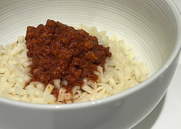 ［泡麵/快煮麵］新東陽辣味肉醬拌麵/誠意十足的香辣肉醬.意猶
