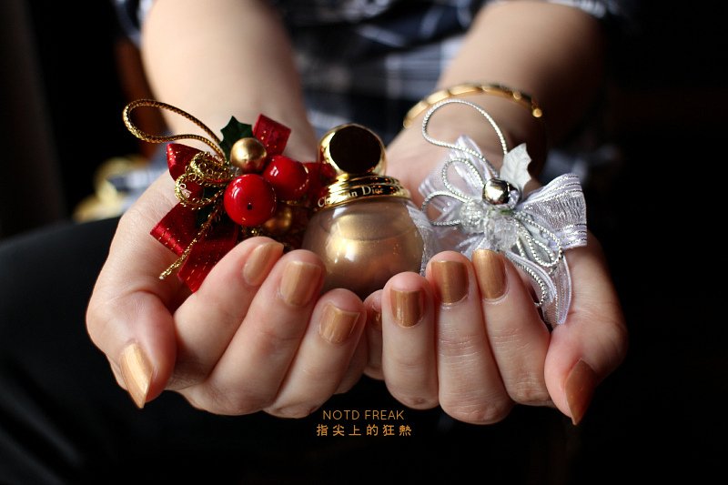 02-dior-xmas241gold-07