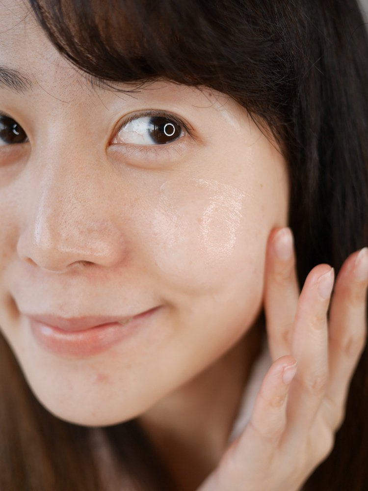 【美白保養推薦】SOVAFOLK原始系保養◆玫瑰水保濕噴霧%2F果酸透亮煥膚精華%2F抗氧化保濕修護乳◆亮白有感，肌膚滑嫩到讓我驚艷！！！