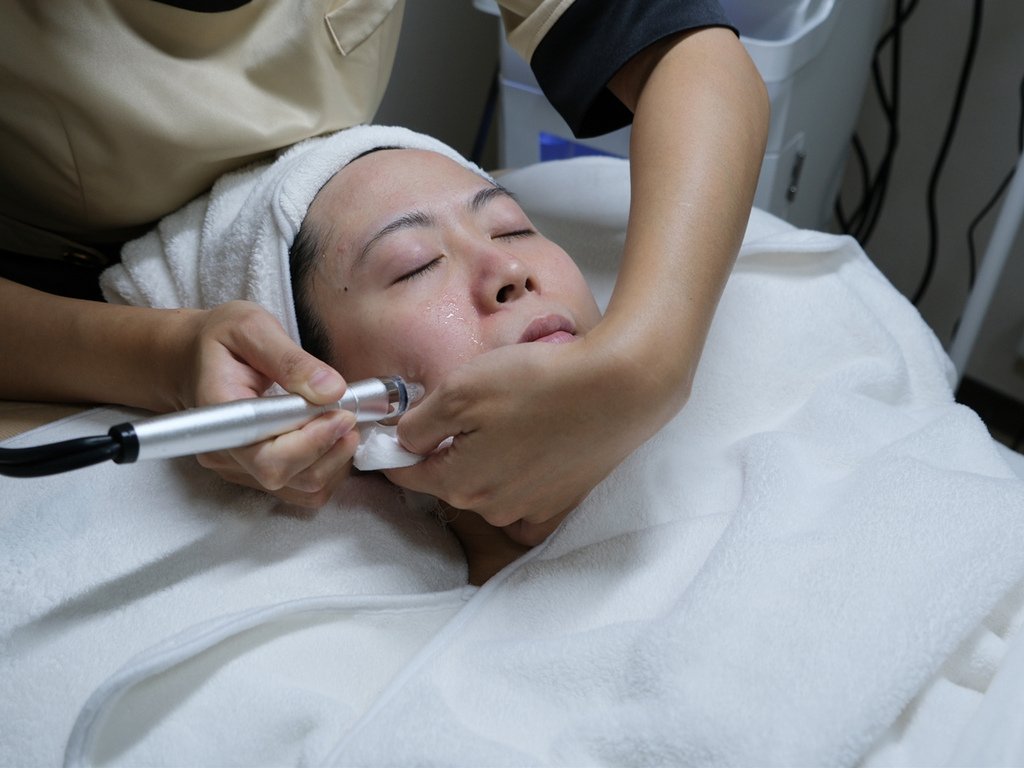 信義區美容做臉【悅妍SPA信義店】水飛梭緊膚課程好舒壓，做完肌膚水嫩透亮！