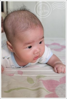 20110818[3Y5W&amp;3M0W] 安安抬頭.JPG