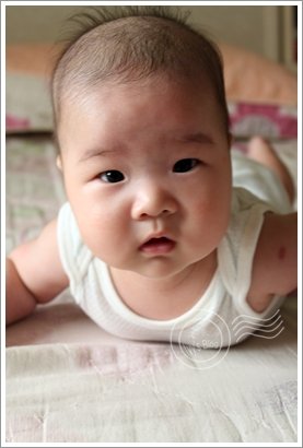 20110819[3Y5W&amp;3M0W] 安安抬頭-90度.JPG