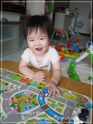 20120618[宇3Y10M4W&amp;安1Y1M1W]  安安玩拼圖_1