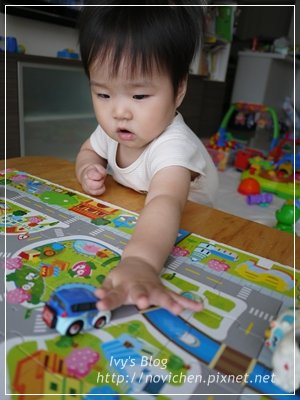 20120618[宇3Y10M4W&amp;安1Y1M1W]  安安玩拼圖_3