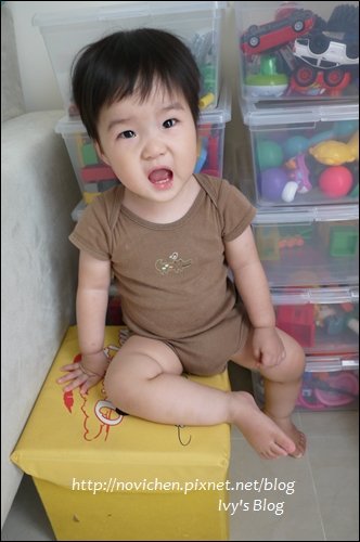 20120808[安1Y2M4W] 安安坐椅子_2