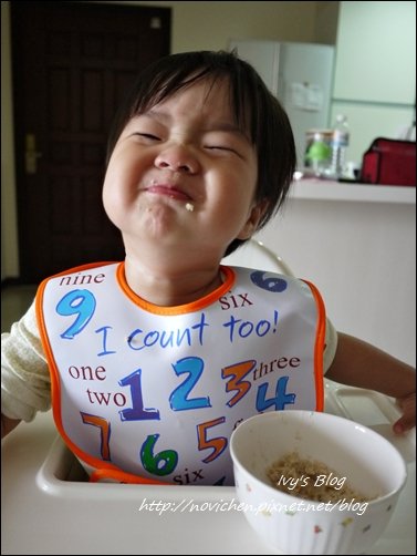 20121123 [宇4Y4M1W&amp;安1Y6M2W] 安安自己吃麥片_8