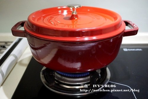 Staub26cm櫻桃紅_18.JPG