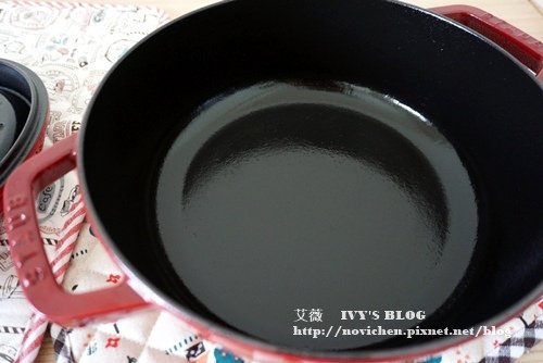 Staub26cm櫻桃紅_20.JPG