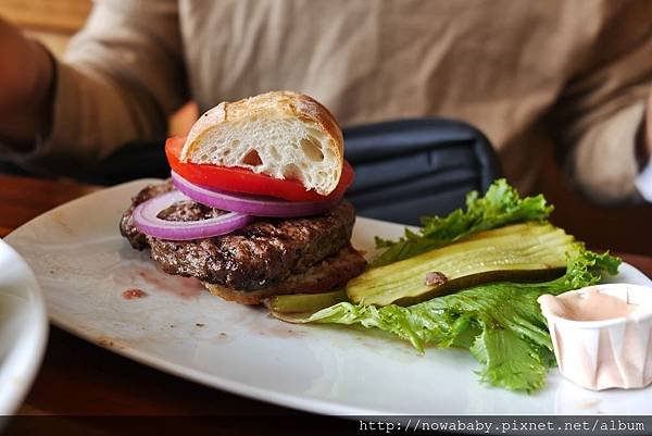 24Barneys Gourmet Hamburger.JPG