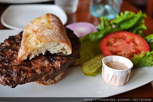 25Barneys Gourmet Hamburger.JPG