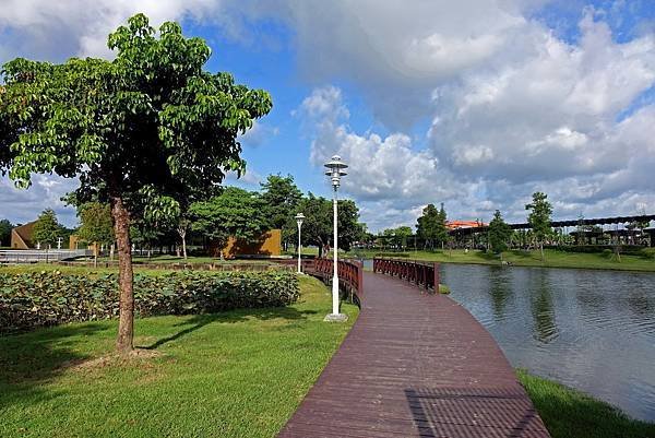 繆思湖畔木棧道.JPG