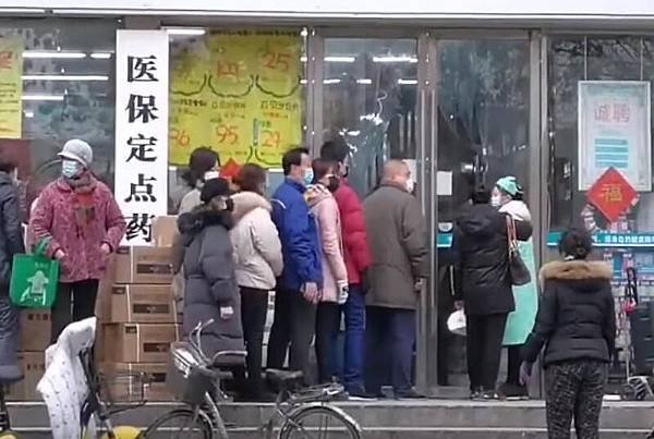 Citizens_of_Wuhan_lining_up_outside_of_a_drug_store_to_buy_masks_during_the_Wuhan_coronavirus_outbreak.jpg