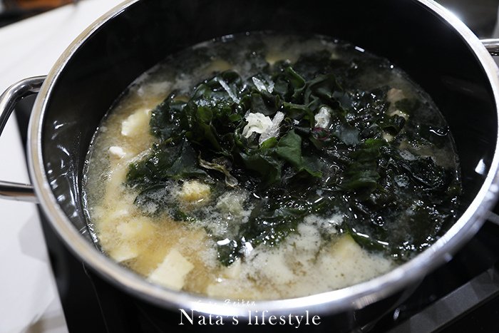 日本蒟蒻飯蒟蒻麵、鮪魚棒、番茄汁、韓國有調味海苔等日韓減醣食