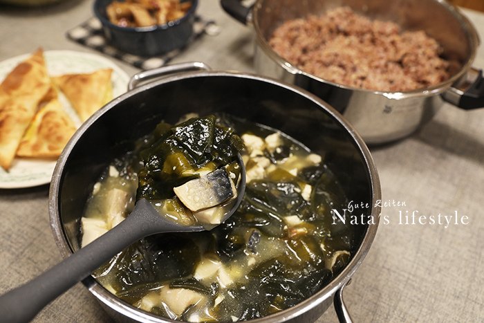 日本蒟蒻飯蒟蒻麵、鮪魚棒、番茄汁、韓國有調味海苔等日韓減醣食