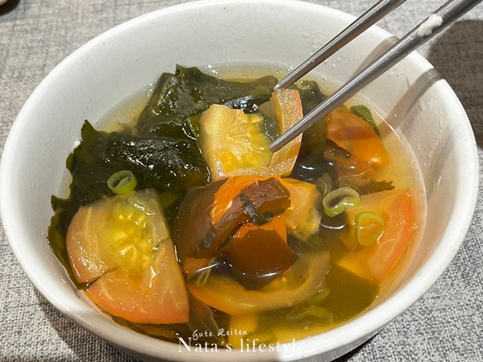 日本蒟蒻飯蒟蒻麵、鮪魚棒、番茄汁、有機紅藜麥、黑芝麻粉等台日