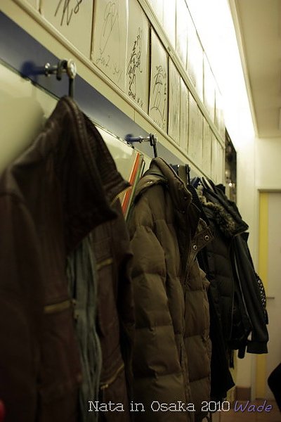 10.店內貼心的提供吊掛外套的勾子.JPG
