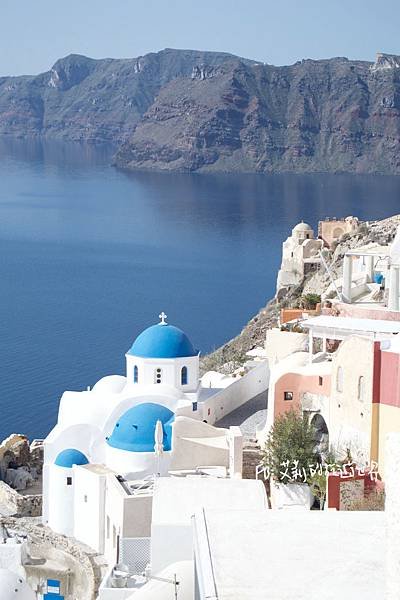 Santorini-Oia-Greece-Blue-Round-Roof-Top.jpg