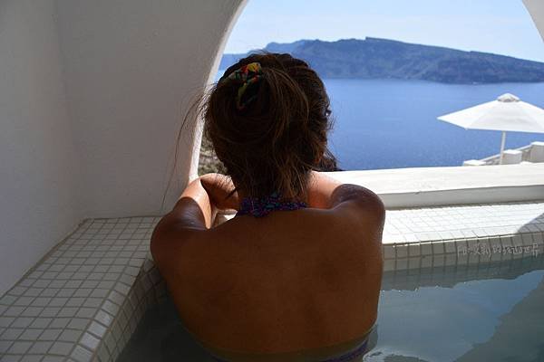 Greece-Santorini-Signature-Scenic-View-Oia-Hot-Tub.jpg