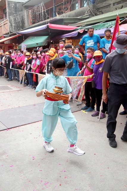 小小淨爐手-2.JPG - 111年9月25日桃園北天府龍天宮南巡謁祖進香-架勢十足的小淨爐手